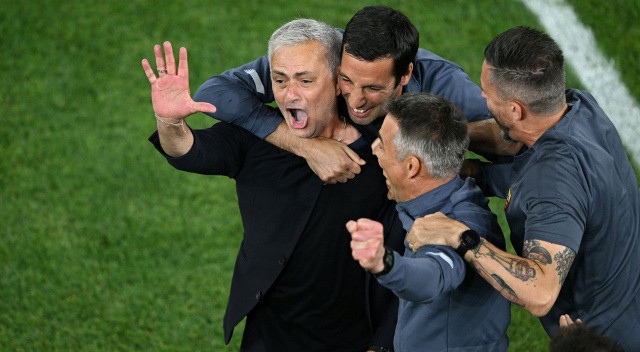 Roma, UEFA Avrupa Konferans Ligi finalinde Feyenoord'u 1-0 yenerek kupaya uzandı. İtalyan temsilcisi 61 yıl sonra Avrupa'da kupa kazandı. Jose Mourinho da Şampiyonlar Ligi, UEFA Avrupa Ligi ve UEFA Avrupa Konferans Ligi'ni kazanan ilk teknik direktör oldu. 61 yaşındaki Portekizli, Porto ve İnter'le Devler Ligi'ni, Manchester United ve Porto ile de UEFA Avrupa Ligi'ni kazandı. Roma'yla yaşadığı Kupa 3 zaferinin ardından tribünlere 5 işareti yapan Mourinho, göz yaşlarına boğuldu.