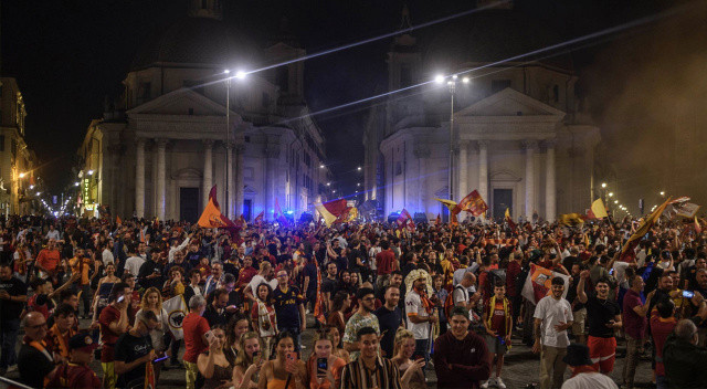 UEFA Avrupa Konferans Ligi final müsabakası, İtalyan başkentinde büyük ilgiyle takip edildi.
Roma kulübünün organizasyonuyla Olimpiyat Stadı'nda kurulan 6 dev ekranda maçı izleyen yaklaşık 50 bin sarı-kırmızılı taraftar, takımlarına uzaktan da olsa destek oldu.
Karşılaşmanın 32. dakikasında Nicolo Zaniolo'nun Roma'yı 1-0 öne geçirdiği golle büyük coşku yaşayan İtalyan taraftarlar, ikinci yarıda Feyenoord hücumlarında kaleci Rui Patricio'nun kurtarışlarıyla rahat nefes aldı.