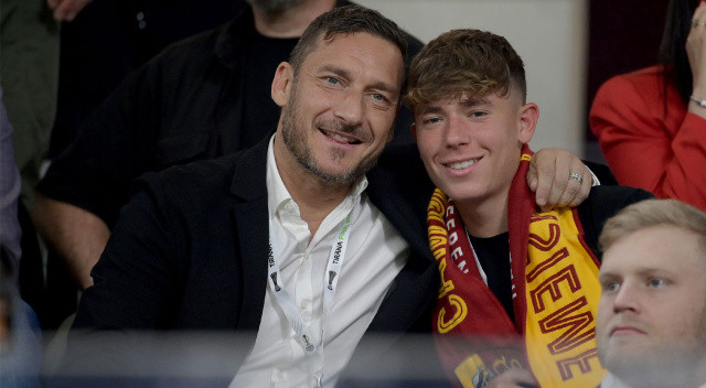 Roma efsanesi Francesco Totti ve altyapıda oynayan oğlu da final maçındaydı... Totti 2001 yılında takımını Serie A şampiyonluğuna taşımıştı.