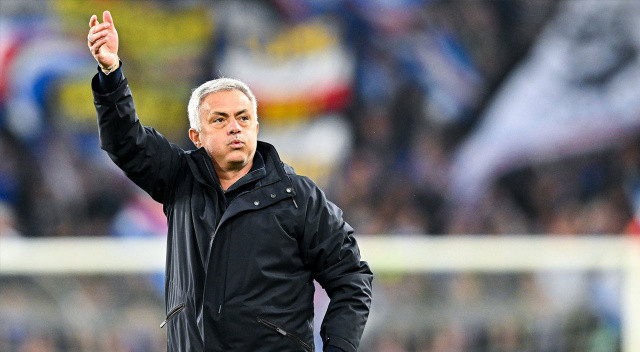 Deneyimli çalıştırıcı, 2010 yılında Inter ile UEFA Şampiyonlar Ligi'ni kazanmış ve İtalyan takımları o tarihten itibaren Avrupa'da başka kupa kaldıramamıştı.
Mourinho, 2022'de yeniden sahneye çıktı ve Roma ile UEFA Konferans Ligi'ni kazanarak İtalyanların kulüp bazında Avrupa'daki son iki kupasına imza atmayı bildi.