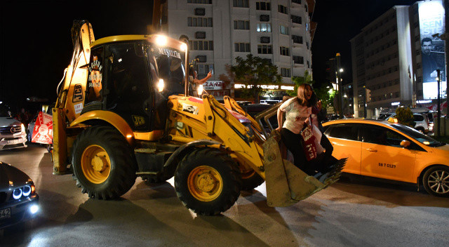 Kutlamalar sırasında bir dozerin kepçesinde görüntülenen taraftarlar da vardı...