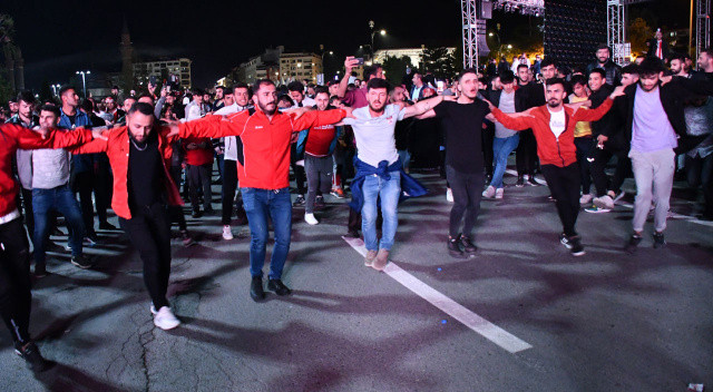 Binlerce Sivaslı müsabakayı tribünlerde izlerken binlerce Sivaslı da müsabakayı kent merkezinde kurulan dev ekrandan izledi.