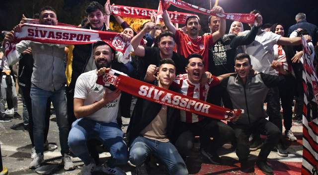 Maçın bitmesi ile adeta tarihi kent meydanı karnaval alanına döndü.