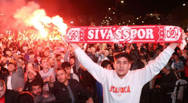 Şampiyonluğun ardından binlerce taraftar da sokaklara çıktı.