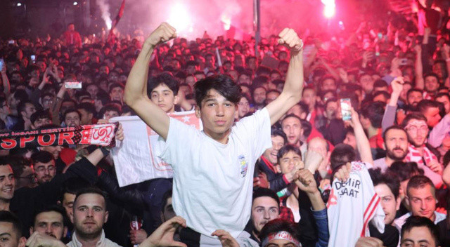 Sivasspor bayraklarıyla süslenen araçlar kortej oluşturup klakson çalarak şehir turu attı.
