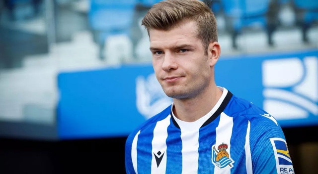 Beşiktaş'ta Sörloth transferi ise zora girdi... Kiralık gelmek istemeyen Norveçli santrforun önce 12 milyon euroluk bonservisi alınacak ardından da yıllık 3.5 milyon euro maaşı ödenecek.

Beşiktaş Başkanı Ahmet Nur Çebi bu maliyetlerin altına girmek istemediği için transfer şimdilik askıya alındı.