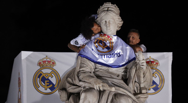 Eflatun beyazlı takımın futbolcuları taraftarlarla birlikte coşkulu bir şekilde, müzik eşliğinde kupayı kutlarken, kaptan Marcelo da her kupada olduğu gibi Cibeles anıtına kulübün atkısını ve bayrağını astı.