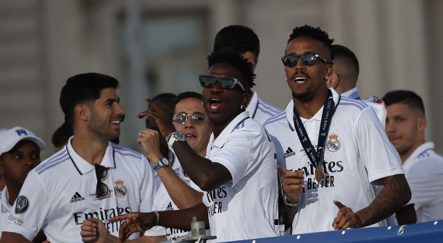 Real Madridli futbolcular, teknik heyet ve yöneticiler daha sonra sırasıyla, balkonunda