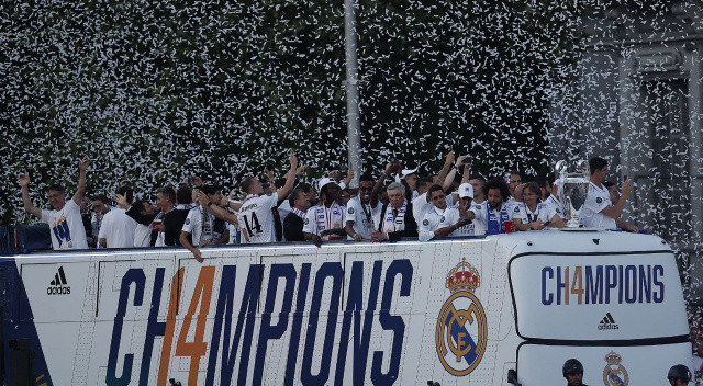 200 bine yakın taraftarın doldurduğu meydana gelen futbolcular,