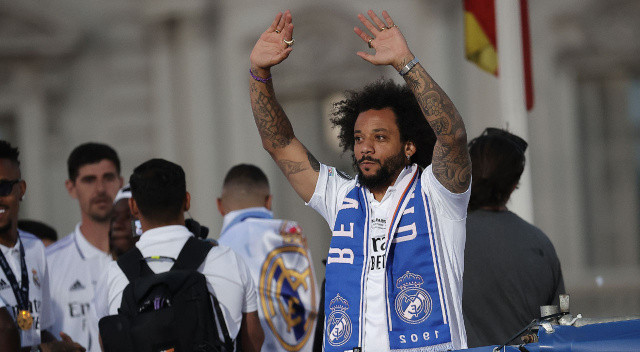 eal Madrid'in kaptanı Marcelo Vieira, 16 sezondur formasını giydiği takımından ayrıldığını açıkladı.
Real Madrid'in, Şampiyonlar Ligi kupası kutlamalarının yapıldığı Santiago Bernabeu Stadı'nda taraftarlara seslenen Marcelo,