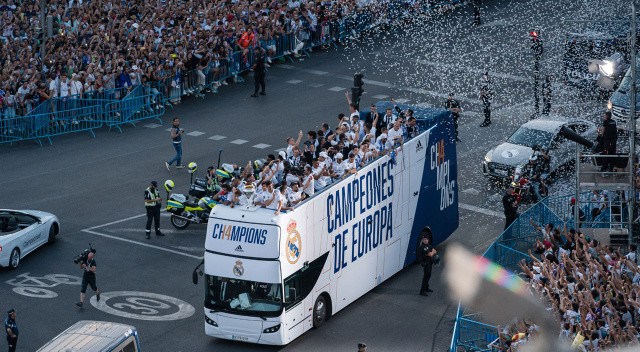 Real Madrid kafilesi daha sonra üstü açık otobüsle kutlamaların son durağı olan Santiago Bernabeu Stadı'na gitti.
Kupa kutlamaları için kişi başına 5 avroya satılan biletlerle 60 bin taraftar tribünlere alındı.
Havai fişek ve müzikler eşliğinde kutlamalar burada da devam etti.