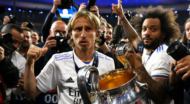 Luka Modrid... Real Madrid yönetimi Şampiyonlar Ligi zaferinin ardından 36 yaşındaki Hırvat yıldızın sözleşmesinin 1 yıl daha uzatıldığını açıkladı. 
Marcelo ise Real Madrid'e veda etti. Brezilyalı sol bekin ismi Fenerbahçe ile anılıyor.