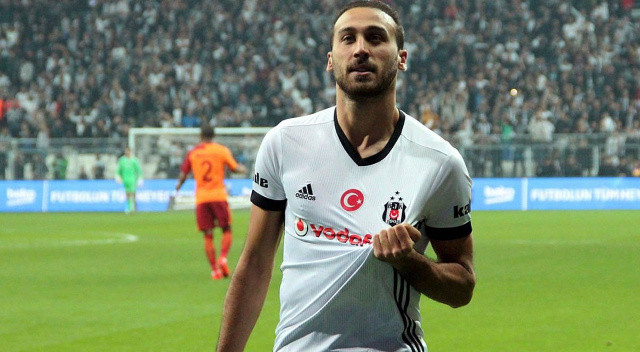 Cenk Tosun çok sıcak...  Everton'a veda etti. Bonservisi elinde. Beşiktaş'a 27 milyon euro kazandırmıştı.
Ne zaman dönse şampiyon oluyor. Gelmeyi çok istiyor.
Transfer görüşmelerini Cenk'in babası ve Ahmet Nur Çebi sürdürüyor.