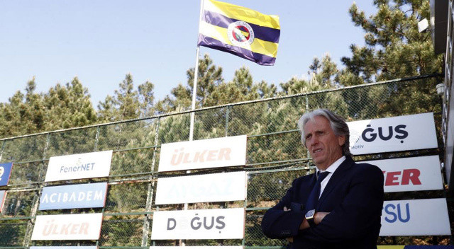 67 yaşındaki çalıştırıcısı bir yandan da gelecek sezonun kadrosunu oluşturmaya çalışıyor.
Öncelikle gidecek isimleri belirleyen Jorge Jesus, 5 futbolcunun biletini kesti.
Jesus'un kararında yönetimin görüşleri ve yardımcılarının raporları etkili oldu.