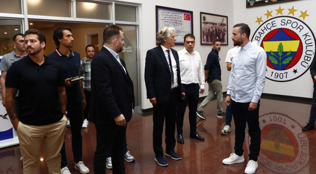 Samatta, Lemos ve Max Meyer'in bonservisi Fenerbahçe'de bulunuyor ve bu 3 ismin 1 sezon daha sözleşmesi var.
Yönetimin raporu doğrultusunda bu 3 futbolcu takımda istenmiyor.