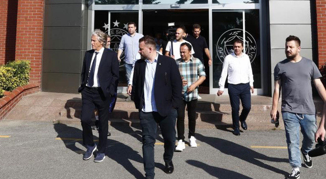 Jorge Jesus'un biletini kestiği 5. isim ise Luiz Gustavo...
Yabancı kuralını da düşünen Jesus'un, Brezilyalı'nın kalması için ısrarcı olmayacağı belirtildi.
34 yaşındaki Gustavo'ya ülkesinden teklifler var.