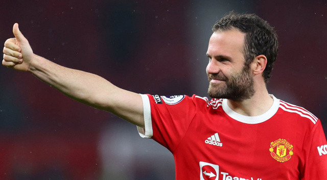 Juan Mata... 34 yaşındaki İspanyol yıldız Manchester United'dan ayrıldı. Chelsea'den 45 milyon euroya transfer edilen ve 7.5 sezon United forması giyen Mata, bir sezon daha oynamayı düşünüyor. Tecrübeli ismi İspanya'ya dönmesi bekleniyor.