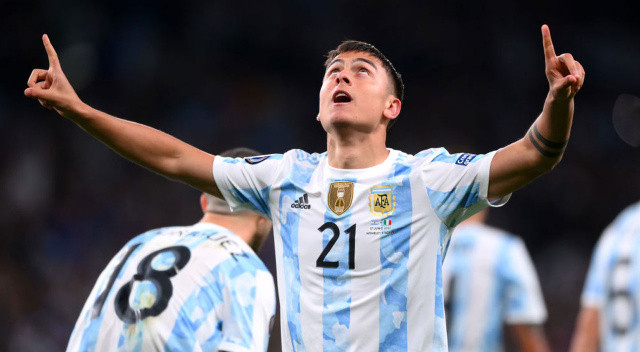Paulo Dybala, Serie A'da kalmak istiyor... Juventus'a gözyaşlarıyla veda eden Arjantinli forvet kariyerine Serie A'da devam etmek istediğini açıkladı. 28 yaşındaki Dybala ya İnter'e ya Lazio'ya gidecek. Dybala, Arjantin'in dün gece İtalya'yı 3-0 yendiği Finalissimo maçında oyuna son dakikada girip golünü atmıştı.