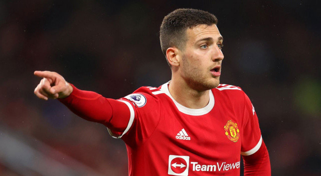 Diego Dalot... Manchester United'ın 23 yaşındaki sağ bek takımda kalıyor. 
Van Bisakka'yla yollarını ayıran Premier League devi, Dalot'un kalacağını açıkladı.