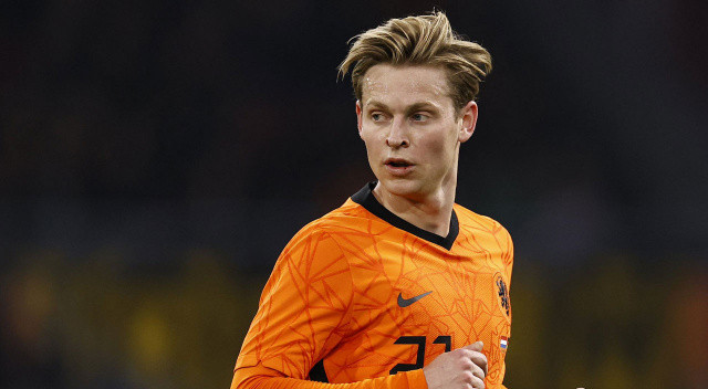 Frenkie de Jong... Barcelona ve Hollanda Milli Takımı'nın orta sahadaki beyni Manchester United'a doğru... Hollandalı Erik ten Hag, onu çok istiyor.
Finansal sorunları nedeniyle oyuncu satmak zorunda olan ve 25 yaşındaki yıldızına sözleşme öneremeyen Barcelona köşeye sıkışmış durumda. Frenkie de Jong 86 milyon euroya geldiği Barcelona'dan daha yüksek bir bedelle United'a gidecek gibi görünüyor.