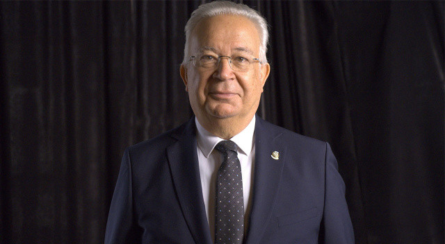 Bir önceki seçimde Burak Elmas'a çok az farkla kaybeden Eşref Hamamcıoğlu bu kez Dursun Özbek'le yarışacak.
Özbek, Metin Öztürk'le birleşmişti. Özbek'i destekleyen isimler arasında Ünal Aysal da var.
Aysal, Roberto Mancini'yi Galatasaray'a getirmişti. De Zerbi ile Galatasaray arasındaki görüşmelerde Mancini'nin de aracı olduğu iddia ediliyor.