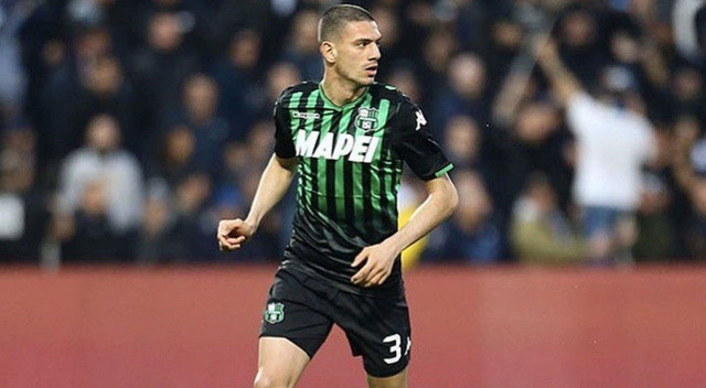 Merih Demiral'ın Alanyaspor'dan Sassuolo'ya transferini bizzat De Zerbi istedi.
Milli futbolcu geçtiğimiz günlerde S Sport'a konuk olmuş ve çalıştığı en iyi hocalardan biri olarak De Zerbi'yi göstermişti.
İtalyan teknik adam tam bir taktisyen...