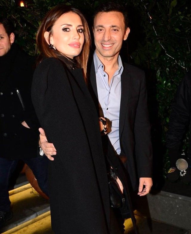 Mustafa Sandal daha önce Emina Jahovic ile evliydi. Ünlü şarkıcının bu evliliğinden iki de oğlu var.