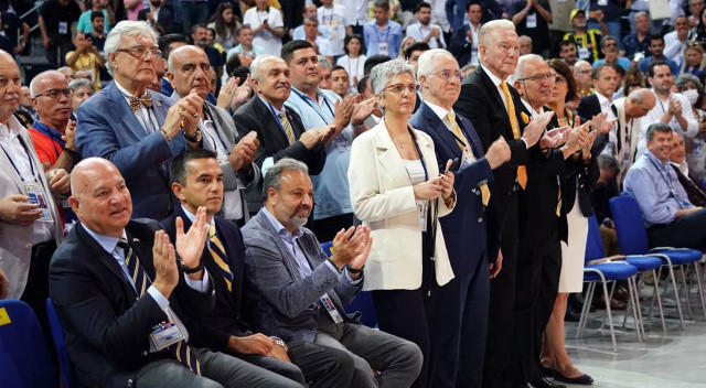 “Gönül bağı sağlamsa yük de güzeldir yol da, yolculuk da. İsmail hoca o dönem yükü çok ağır bir takıma geldi. Kendi geldi. Hepimiz gibi o da maçları seyrederken yaşadıklarımıza, şansımıza, bir kez daha çok büyük umutlarla başlayıp 8-9 hafta domine ettiğimiz ligde birden bire türbülansa girip izlerken acı çektiği için temasa geçti.