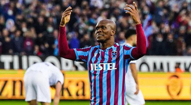 Son 4 sezondur Trabzonspor forması giyen Nwakaeme, geçen sezon Süper Lig'de 33 maça çıktı ve 13 gol, 10 asistlik performans sergiledi... 
Şampiyonlukta büyük payı olan sol ön oyuncusu taraftarın en sevdiği isimlerin başında geliyor. Bordo mavili taraftarlar aralarında para toplayıp Nwakaeme'nin heykelini bile dikti.