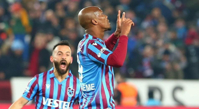 Yeni sözleşme teklifine ocak ayından beri olumlu cevap vermeyen 33 yaşındaki futbolcu ve menajeri acele etmiyor.
Gelen teklifleri değerlendiren ikili, Acun Ilıcalı'nın telefonuyla Trabzonspor'u iyice geri plana itti.