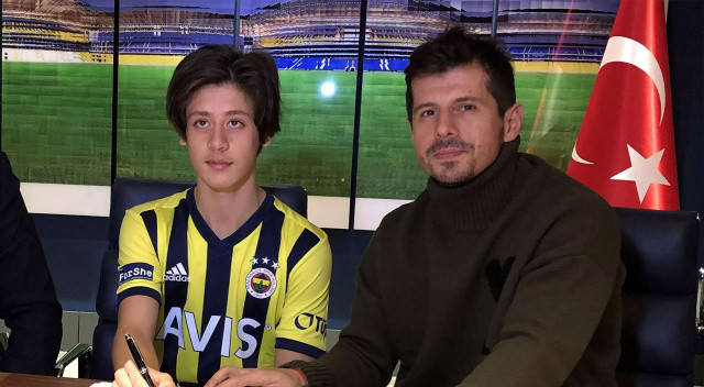 Şubat 2005 doğumlu Arda Güler, Fenerbahçe altyapısına Şubat 2019'da katılmış, imza töreninde Emre Belözoğlu da yer almıştı.
Belözoğlu geçtiğimiz günlerde Arda'dan bahsederken