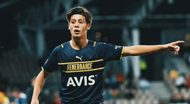 Bu sezon sarı-lacivertli forma ile çıktığı 16 maçta 3 gol 5 asistlik bir skor katkısı sağlayan Arda Güler, özellik UEFA Avrupa Ligi'ndeki maçlarda jeneriklik işlere imza atıp taraftarın kalbini çalmıştı.