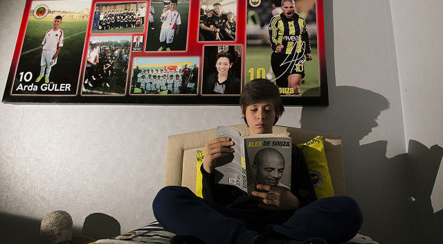 Geleceğin en büyük yıldızlarından biri olarak görülen Arda Güler'in 12 yaşında çektirdiği bu fotoğraf şimdiden ikonik futbol fotoğrafları arasına girdi.