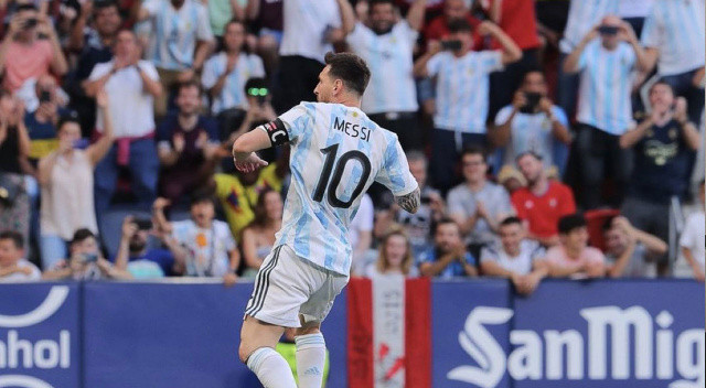 Lionel Messi, Kylian Mbappe ve Neymar'dan oluşan rüya hücum hattına rağmen Şampiyonlar Ligi rüyasını yine gerçekleştiremeyen PSG, geleceğe yatırım yapmak istiyor.