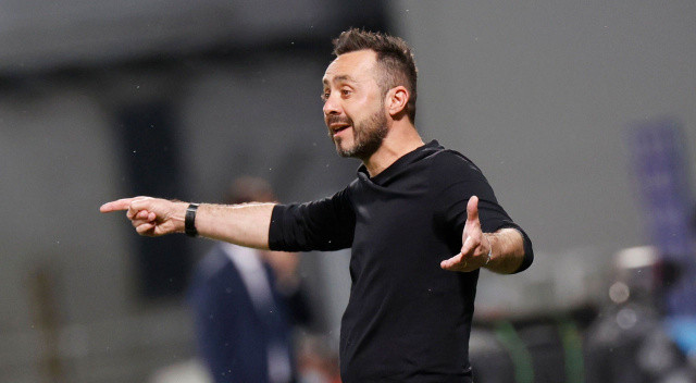 Bir süre önce Shakhtar Donetsk'ten ayrılan 42 yaşındaki teknik adam, Galatasaray'la görüşmelere başladı.
2014 yılında ilk teknik direktörlük tecrübesini yaşayan De Zerbi, Shakhtar Donetsk, Sassuolo, Benevento, Palermo, Foggia ve takımlarını çalıştırdı.
Merih Demiral'ın Alanyaspor'dan Sassuolo'ya transferini bizzat De Zerbi istedi. Milli futbolcu geçtiğimiz günlerde S Sport'a konuk olmuş ve çalıştığı en iyi hocalardan biri olarak De Zerbi'yi göstermişti. İtalyan teknik adam tam bir taktisyen...