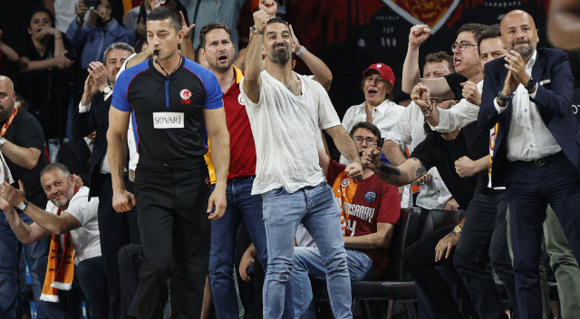 Arda Turan'ın futbolu bırakıp altyapının başına geçme hayalleri suya düştü... Dursun Özbek seçilse dahi Arda Turan bu pozisyon için düşünülmüyor...
Sezon başında, önümüzdeki sezon için Fatih Terim'in yardımcılığına getirilme hayalleri kuran Arda, Terim'in sezon ortasında gönderilmesiyle üzülmüştü.
Terim'in kulüpten iyice uzaklaştırılması nedeniyle altyapı hayalleri de suya düşmüş oldu.