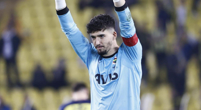 Doğan Alemdar'ın başarılı kurtarışları sonrası kulübeden fırlayarak 19 yaşındaki kaleciyi alkışlayan Altay'ı o görüntüleri sosyal medyada gündem oldu.