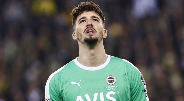 Bir ara ayrılmayı kafasına koyan Altay Bayındır, başkan Ali Koç ve Jesus tarafından ikna edildi ve Fenerbahçe'den şampiyon olmadan gitmeme kararı aldı.