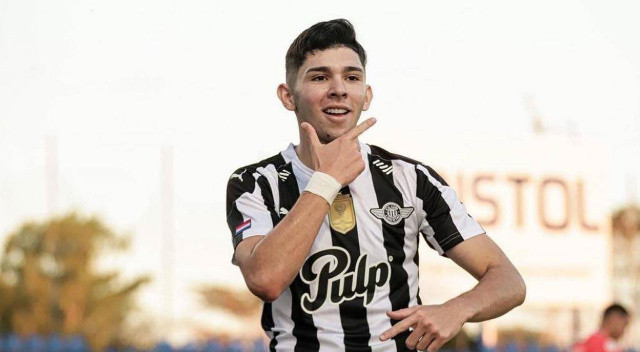 Brighton Hove & Albion, 18 yaşındaki Paraguaylı santrfor Julio Enciso'yu transfer ediyor.
Yeteneği Paraguay liginde keşfeden Premier League ekibi geleceğin yıldızını kadrosuna kattı.