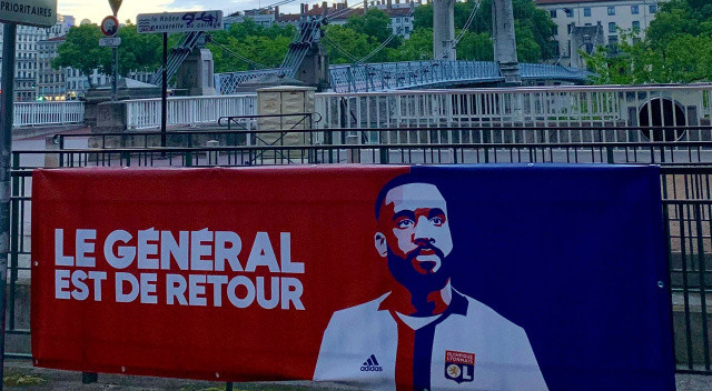 Lacazette'in Lyon formalı pankartları belediye tarafından şehrin çeşitli noktalarına asıldı.
Lyon forması giyerken UEFA Avrupa Ligi çeyrek final eşleşmesine Beşiktaş'a rakip olan Lacazette, Vodafone Park'ta döktürmüştü.