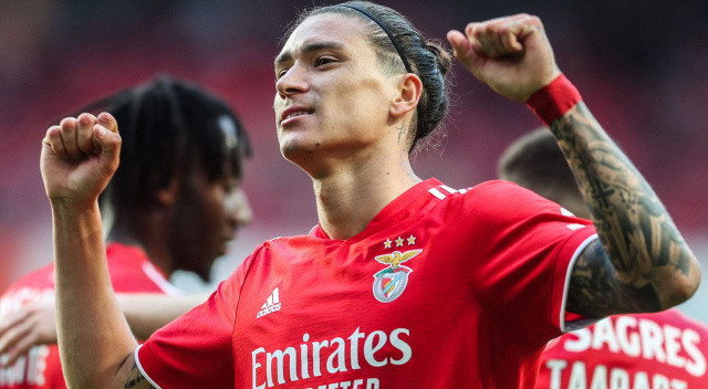 Benfica'nın 22 yaşındaki santrforu Darwin Nunez paylaşılamıyor. Uruguaylı yıldız için Manchester United'a Liverpool rakip oldu.
Sadio Mane'yi kaybeden Liverpool, Nunez için Benfica'ya 100 milyon euro teklif etti.