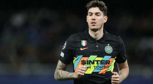 Tottenham Hotspur ile İnter arasında Alessandro Bastoni savaşı çıktı. İnter 23 yaşındaki milli stoperinin kalmasını istiyor ancak İngliz devi 60 milyon euroluk dev bir teklifle İnter'in kapısını çalmaya hazırlanıyor.