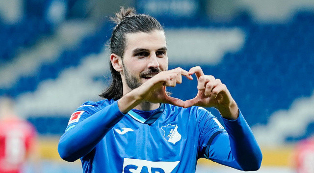 Florian Grillitsch'i Fiorentina kaptı... Hoffenheim'ın 26 yaşındaki Avusturyalı orta saha oyuncusu bedavaya İtalya'ya gidiyor.
Florian Grillitsch'in güncel piyasa değeri 16 milyon euro.