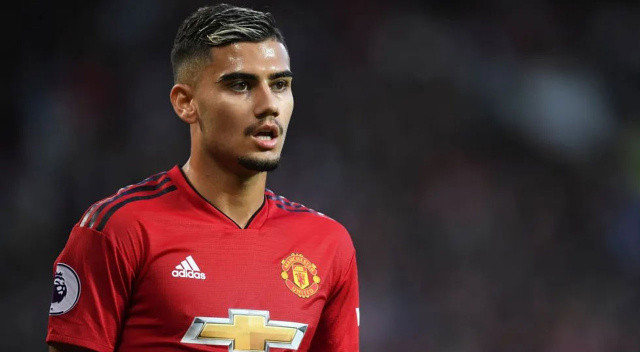 ESPN'de yer alan haberde, geçtiğimiz sezonu Flamengo'da kiralık olarak geçiren Andreas Pereira için Fenerbahçe'nin teklif yaptığı belirtildi.
Haberde, Manchester United'ın yeni teknik direktörü Erik ten Hag'ın, sezon öncesinde Tayland ve Avustralya'da gerçekleştirilecek kamp kadrosuna Andreas Pereira'yı dahil ettiği ve hazırlık maçlarında süre vermek istediği ifade edildi.