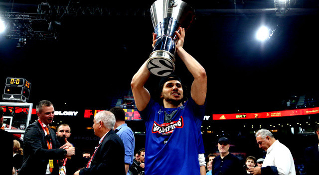 Anadolu Efes, Shane Larkin'in sözleşmesini 2 yıl uzattı.