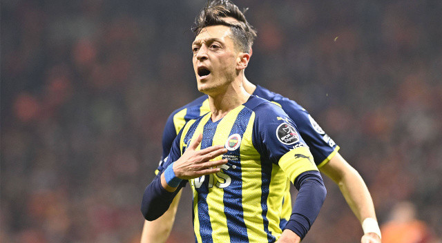 Fenerbahçe'yle 2 yıl daha sözleşmesi olan Mesut Özil takımda kalıp futbol oynamak istediğini söylese de Başkan Ali Koç'tan desteği alan yeni teknik direktör Jorge Jesus, tecrübeli yıldıza planları arasında olmadığı mesajı göndermişti. Mesut Özil'in menajeri Erkan Söğüt, Jesus'a cevap verdi..