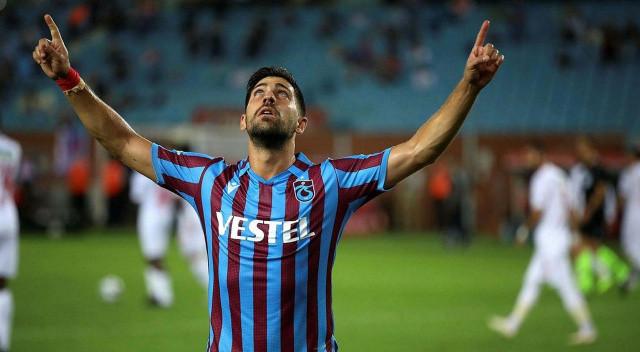Şampiyonluk yolunda önemli katkılar veren Trabzonspor’un yıldız futbolcusu Bakasetas, dev kulüplerin radarında. Avrupa kulüplerinin radarına giren Yunan oyuncuya gelen son teklif dudak uçuklattı. İtalya basınında çıkan haberlere göre Bakasetas’a Fiorentina’nın 9 milyon euro önereceği iddia edildi.