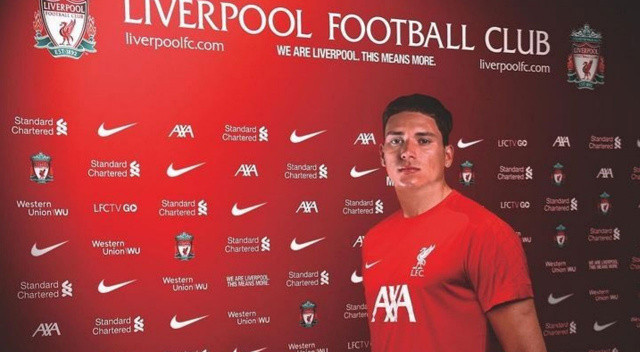 Liverpool yeni golcüsünü buldu... Sadio Mane'yi Bayern Münih'e kaptıran Premier League devi, Benfica'dan Darwin Nunez'i transfer etti. 22 yaşındaki Uruguaylı santrfor için Portekiz ekibine 75 milyon euro artı 25 milyon euro bonus ödenecek. Manchester United'la girdiği Nunez yarışını kazanan Liverpool, yeni golcüsüne 6 yıllık imza attırdı.