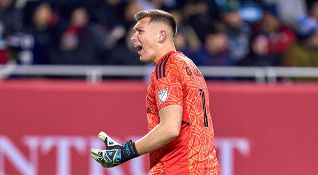 Gabriel Slonina.. Amerika Ligi'nin 17 yaşındaki gelecek vadeden kalecisini Real Madrid istemişti ancak anlaşma sağlanamadı.
Chelsea'nin Amerikalı yeni patronları 10 milyon euro bonservisle işi bitirdi.