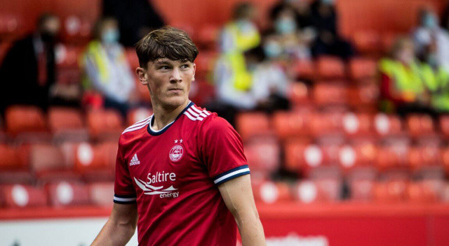 Liverpool'un bir başka transferi de Calvin Ramsey... 18 yaşındaki İskoç sağ bek için kulübü Aberdeen'e 5 milyon euro ödeneceği belirtiliyor.